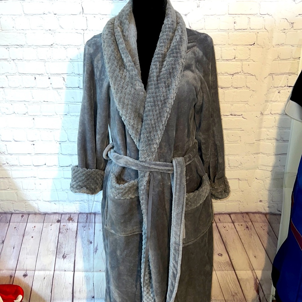 Liz Claiborne gray wrap robe.Tie on inside and belt too.Long length Cuff sleeve